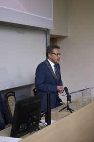 Photograph presents the Dean of the Faculty, Professor Marek Henczka during his speech at the academic year inauguration