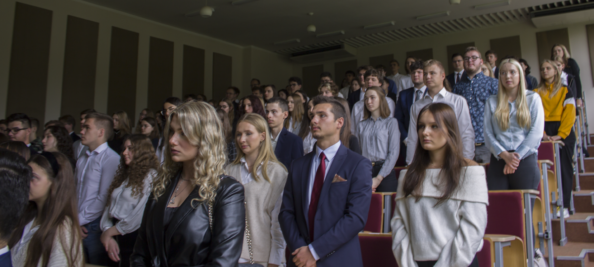 Zdjęcie przedstawia studentów podczas inauguracji roku akademickiego 2022/2023