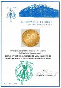 Obraz przedstawia potwierdzenie wyróżnienia o treści: "Wydział Inżynierii Chemicznej i Procesowej Politechniki Warszawskiej został wyróżniony medalem 50-lecia Klubu nr 35 w podziękowaniu za istotny wkład w działalność Klubu." Na dole znajduje się logo Warszawskiego Klubu Górskiego i podpis Krzysztofa Głażewskiego, Prezesa Klubu.