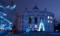 Obraz przedstawia Gmach Główny Politechniki Warszawskiej. Zdjęcie jest zrobione wieczorem, a plac przed Gmachem ozdobiony jest światełkami świątecznymi.