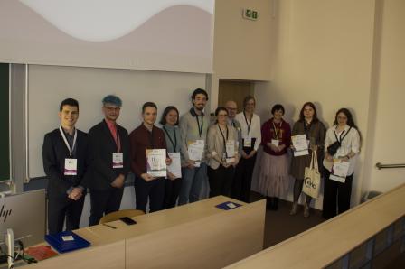 Zdjęcie przedstawia osoby nagrodzone w konkursach na najlepszą prezentację referatową oraz najlepszą prezentację plakatową wraz z przedstawicielami organizatorów oraz członkami Komitetu Naukowego EYEC